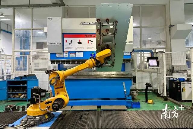 正超电气采用钣金折弯机器，两分钟就完成了一道折弯工序，生产效率大为提升。  南方+ 杨立轩 拍摄