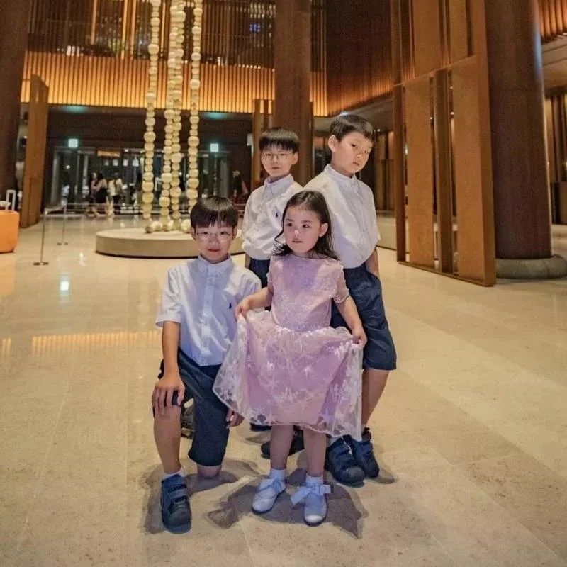 宋一国晒三胞胎近照 三兄弟变＂骑士＂与表妹合影