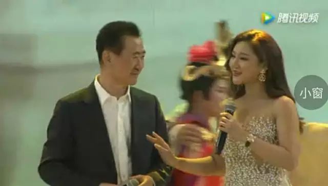 王健林又要火!年会上他唱了2首摇滚,还和一位女歌手对唱黄梅...