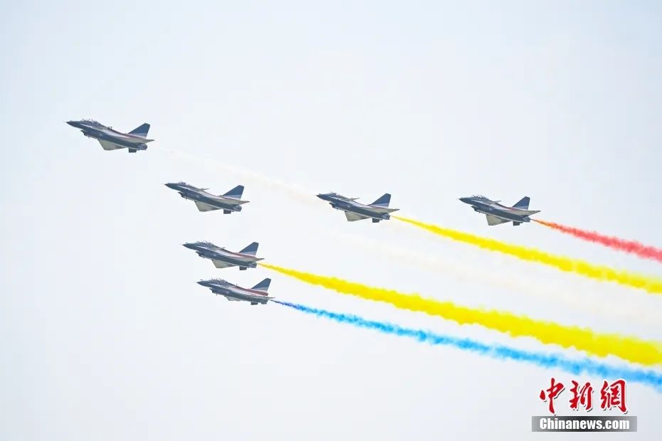 中新社记者 陈骥旻 摄今天,是第72个空军建军节,让我们向人民空军
