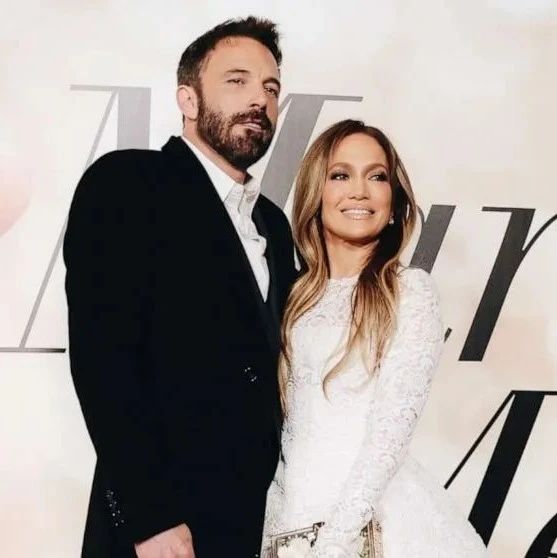 Jennifer Lopez 与 Ben Affleck 订婚 'Bennifer'分手18年续前缘