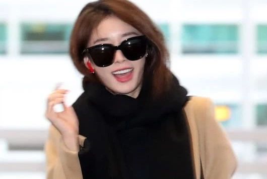 T-ara朴智妍亮相机场,与妈妈同框似姐妹,全程开心到飞起