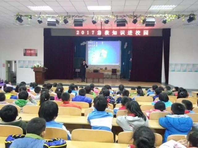 小学女生为同学做海姆立克