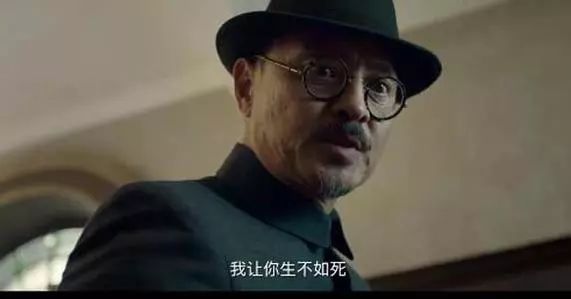 暌违小荧屏9年的陈坤携《脱身》强势回归,合作实力派女主万茜,说来也是奇怪,二人都年纪一大把为人父为人母了,谈情说爱起来,居然让阿美有了心动的感觉。 剧中陈坤一人分饰两角,一个是痞里痞气看似毫不正经实则是大暖男的二少爷乔智才,另一个则是带着金边眼镜西装革履温文尔雅的核物理专家乔礼杰 ,二人除了长相一样之外,完美没有相似的地方。 故事发生在新中国解放前夕的上海;经济上金圆券贬值,老百姓上街吃碗面都要先给钱,因为饭前是四千块钱一碗,吃完饭可能就变成五千块一碗了,无论是官员还是老百姓人人自危;政治上共产党要护
