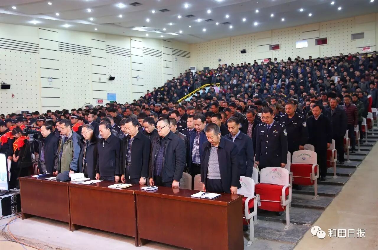 牛学兴代表地区四套班子向罹难者表示沉痛哀悼，向受表彰的公安民警和见义勇为的先进个人表示崇高敬意。