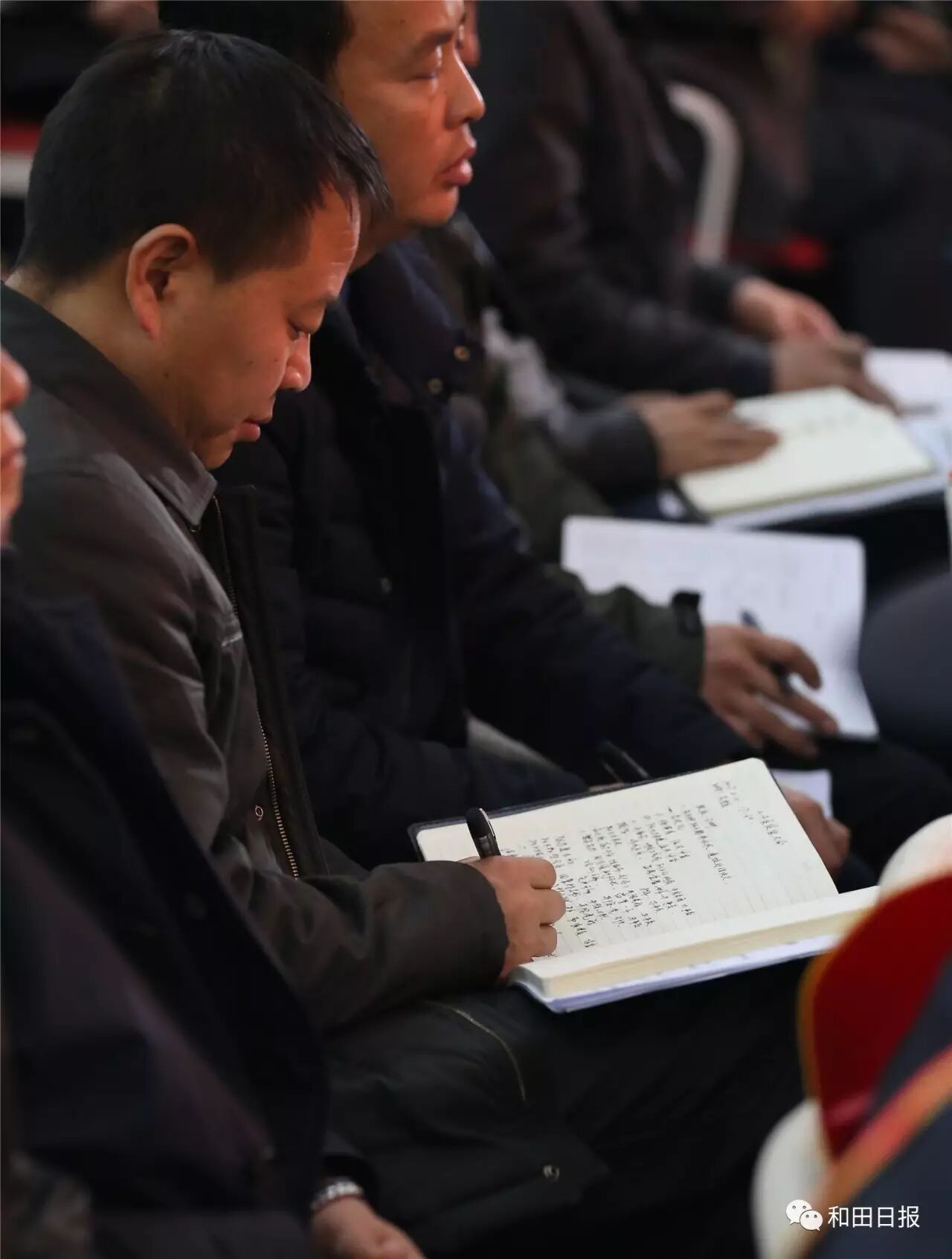 地區(qū)在皮山縣召開“2·14”案件獎懲大會上，參會代表認真做記錄。