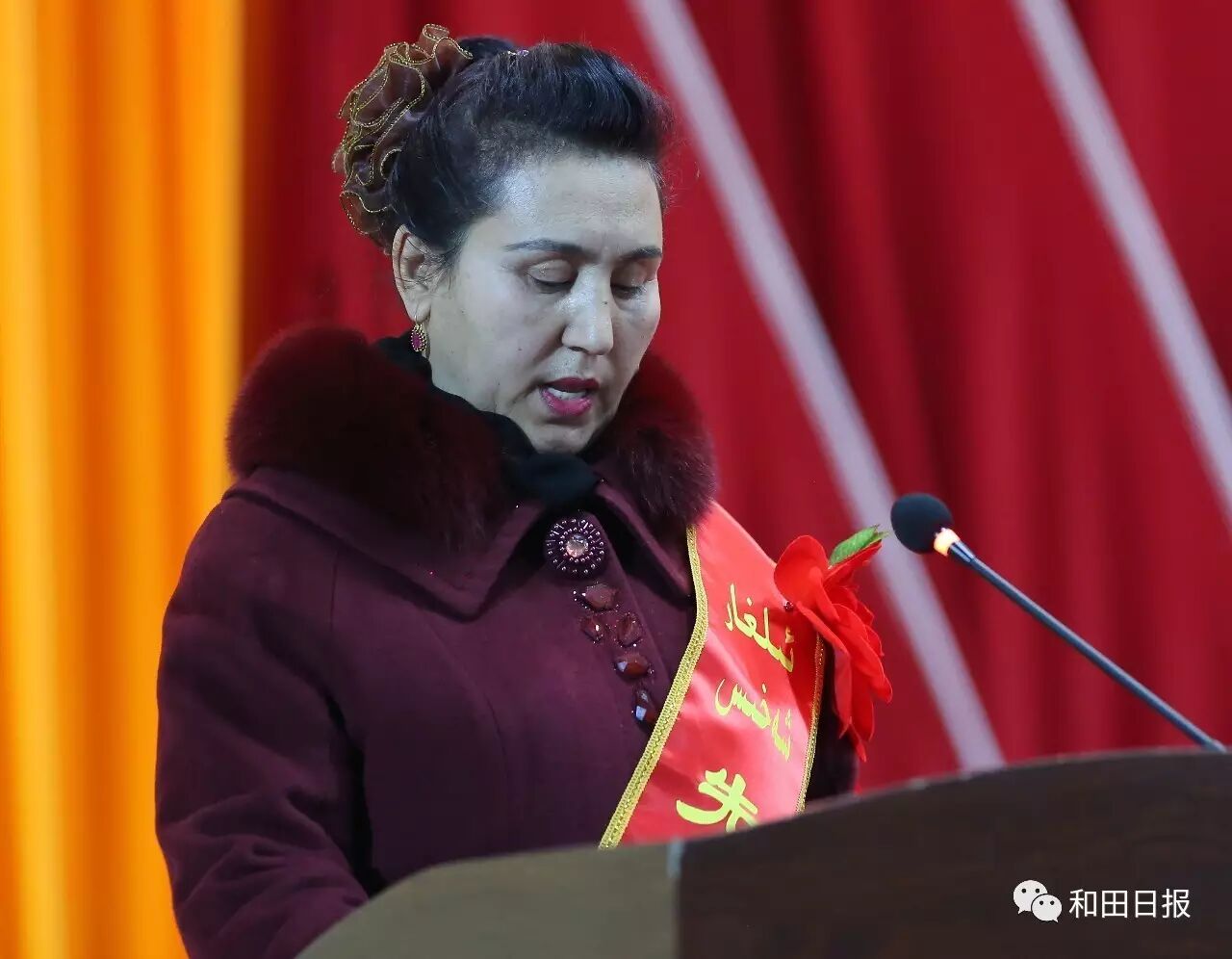 地區(qū)在皮山縣召開“2·14”案件獎懲大會上，受表彰代表帕提古麗·伊斯拉木正在做發(fā)言。