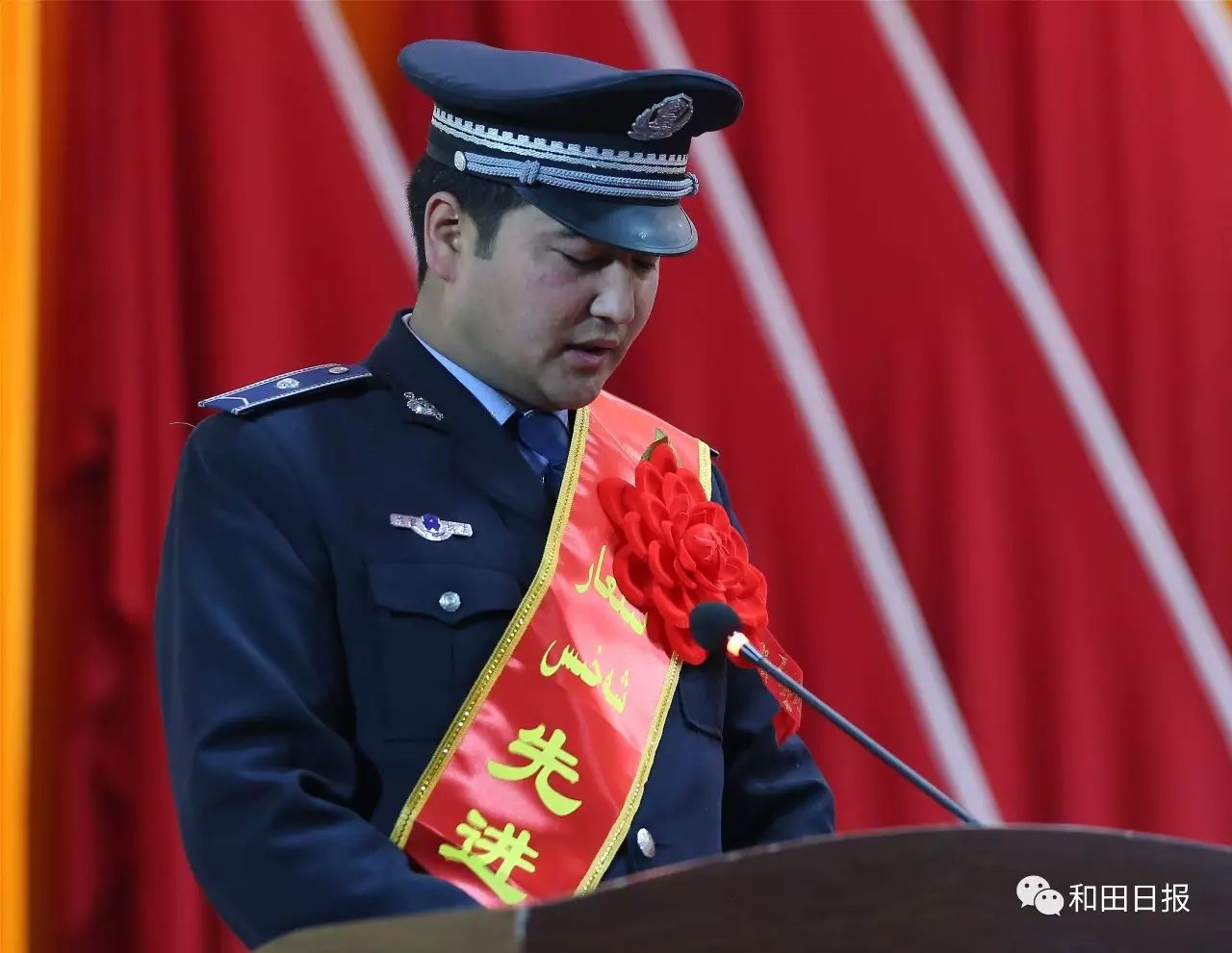 地區(qū)在皮山縣召開“2·14”案件獎懲大會上，受表彰代表努爾艾力·買買提明正在做發(fā)言。