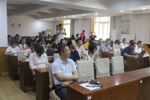 高二年级同学和老师们是MT制度的先行者,已经经历两年MT生活的他们,在自主管理上更加成熟、更有默契。即将踏上高三征途,他们对过去一学期里的精彩与成功做出肯定。人文MT展示了诸如敦煌学巡展、模拟政协、辩论文化、法律课题研究等人文特色活动; 工程MT在FTC机器人设计与制造、Arduino与3D打印、航空航天等特色课中获得累累硕果;经济团队积极探索经济专业知识同高中基础学科之间的联系,大力发展交叉课程,在打牢基础的同时提升素质;数学MT在信息竞赛、数学竞赛、物理竞赛以及科技创新类比赛中取得了优异成绩;外语MT