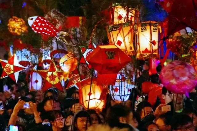 4 20:30~21:15 花灯巡游,元宵汇演:舞狮游行,潮汕锣鼓,千人游灯,高空
