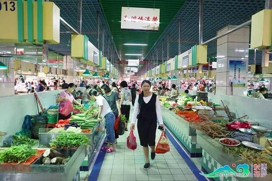 市场内,各摊位的蔬菜,商品摆放整齐,地面干净.