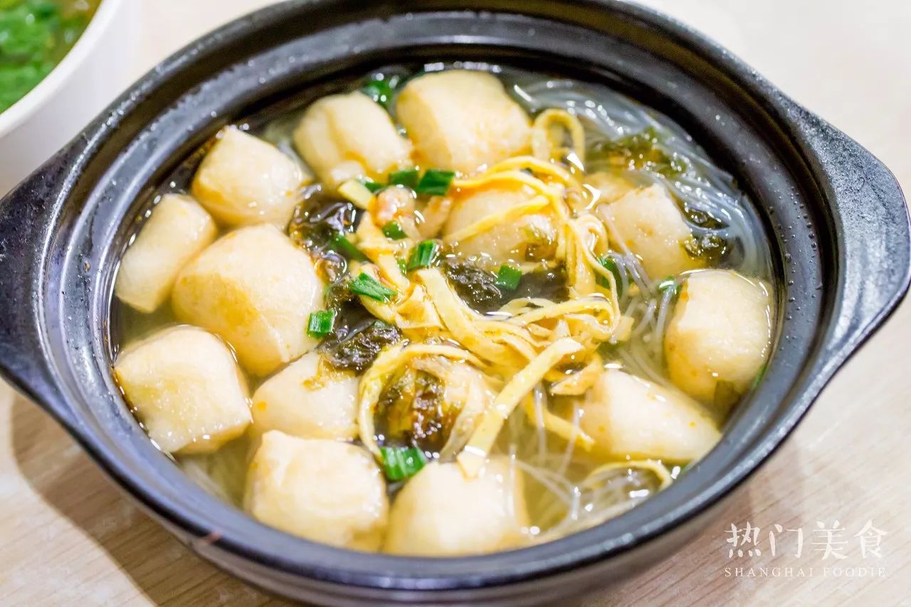 油豆腐在火炉上翻腾冒泡,挤满了整碗砂锅!