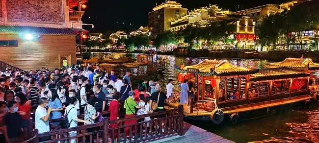 镇远古城游客乘船夜游(江春健 摄)_副本.jpg 图片