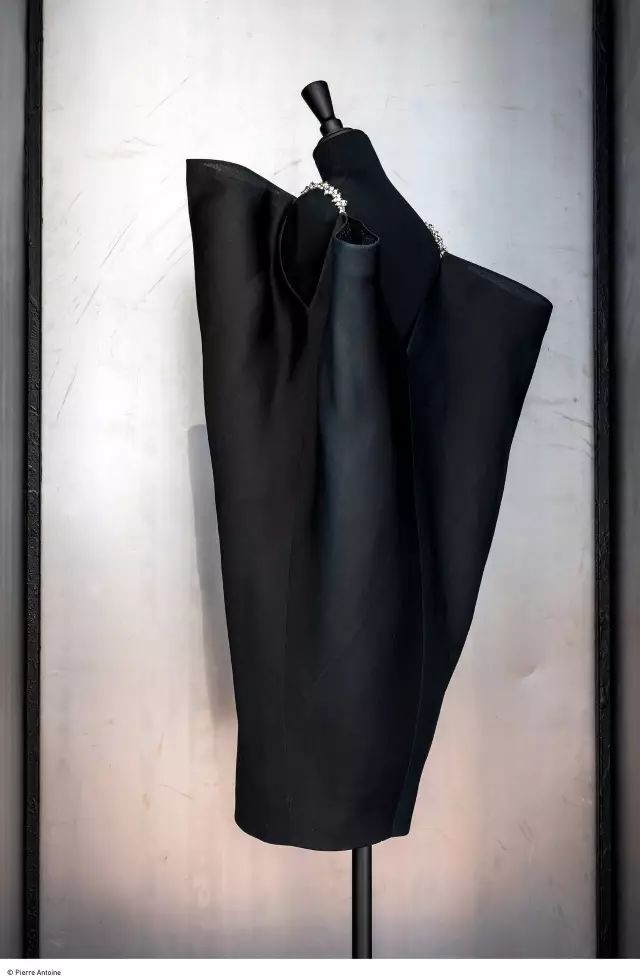 巴黎时装无依透明走秀视频_巴黎时装透明服装展_巴黎半裸透明时装周