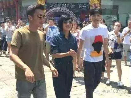 谢霆锋、吴君如、李荣浩现身衣裳街,现场人山人海!