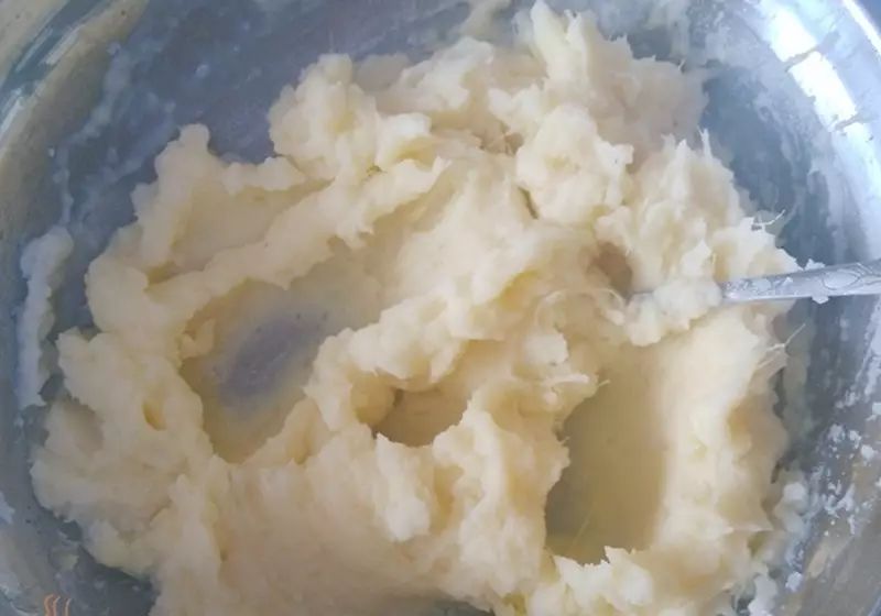 蛋挞模具刷上适量油