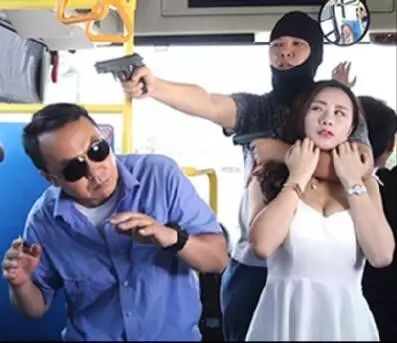 [陈翔爆笑短片] 公交之狼反被美女暴打成狗