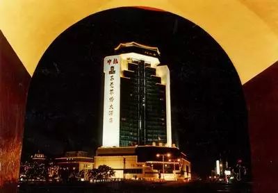 据公开资料记载,东莞最早的酒店是1964年建成的华侨大 .