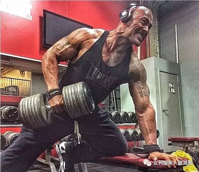 而陪伴他在健身房里锻炼的