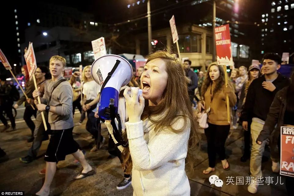 一群美国人民把川普投成总统 而另一群放火烧国旗