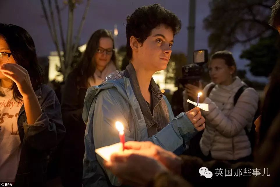 一群美国人民把川普投成总统 而另一群放火烧国旗