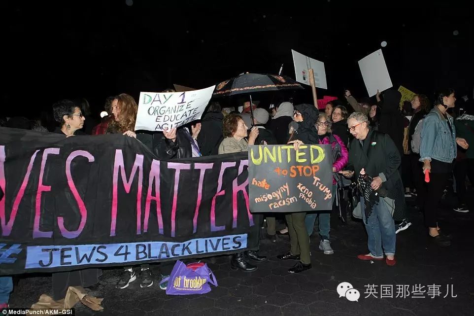 一群美国人民把川普投成总统 而另一群放火烧国旗