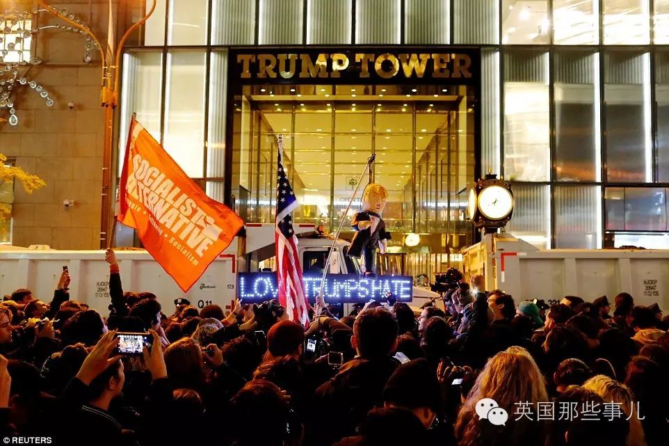 一群美国人民把川普投成总统 而另一群放火烧国旗