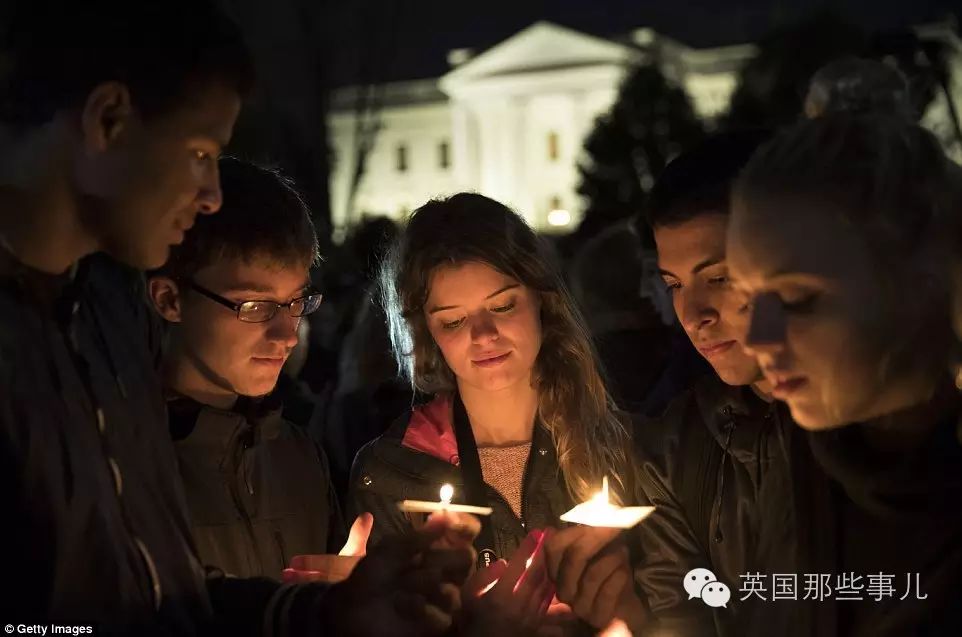 一群美国人民把川普投成总统 而另一群放火烧国旗