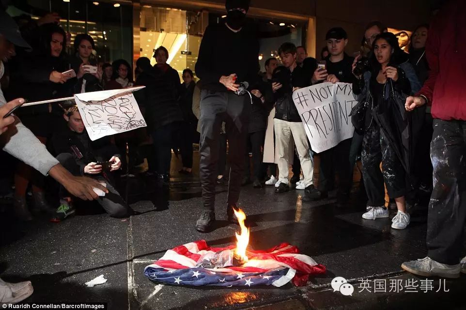 一群美国人民把川普投成总统 而另一群放火烧国旗