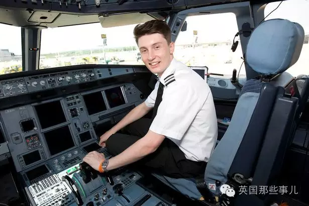 JAN012017-Easyjets-youngest-pilot.jpg