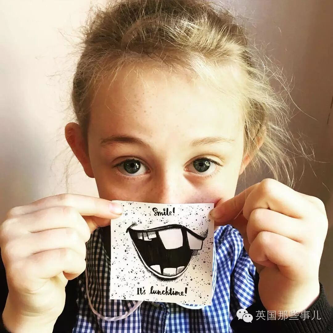 为了哄女儿吃个饭... 这老爹整整画了3年的便利贴，3年啊！