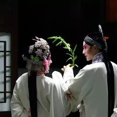 他尝遍半生苦辣酸甜浮沉起落,居然只用了一顿觉的时间