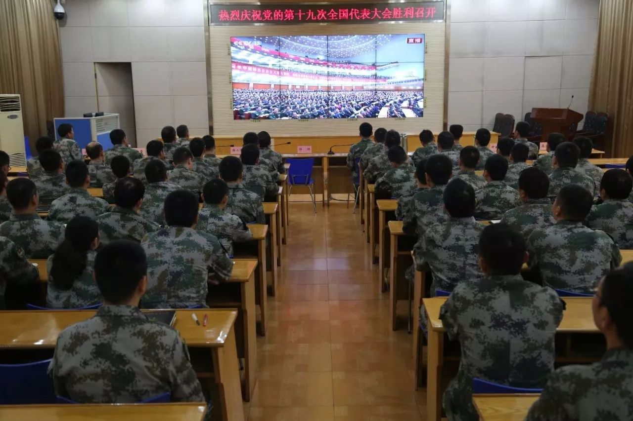 第72集团军某防空旅在连队俱乐部,饭堂等地方均设立电视观看点,通过