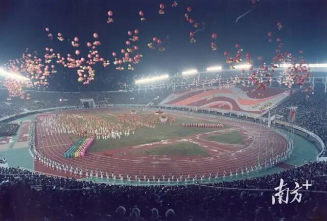 1987年11月，第六届全国运动会开幕式在广州天河体育场举行。资料图片