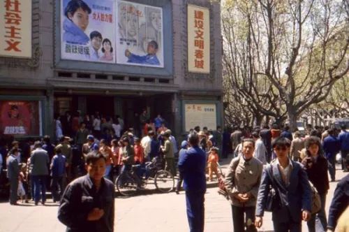 1986年元旦,昆明东风路上街人群 ▲80年代的翠湖边 ▲每年都准时