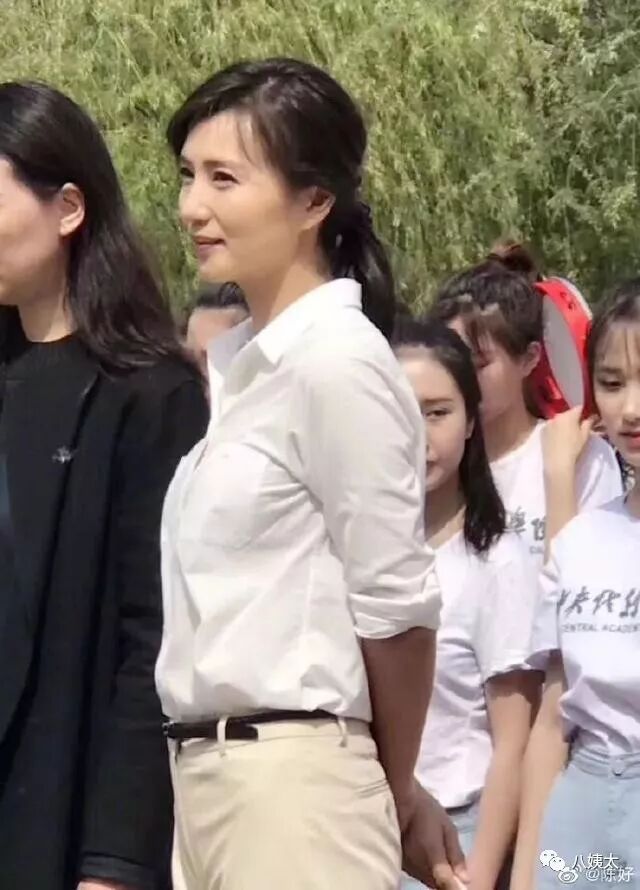 39岁“万人迷”上热搜，气质比18岁少女还好，仪态真是一把整容刀！
