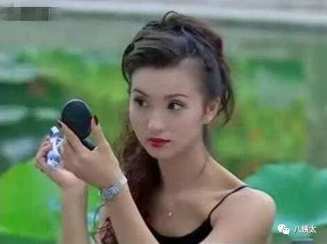 39岁“万人迷”上热搜，气质比18岁少女还好，仪态真是一把整容刀！