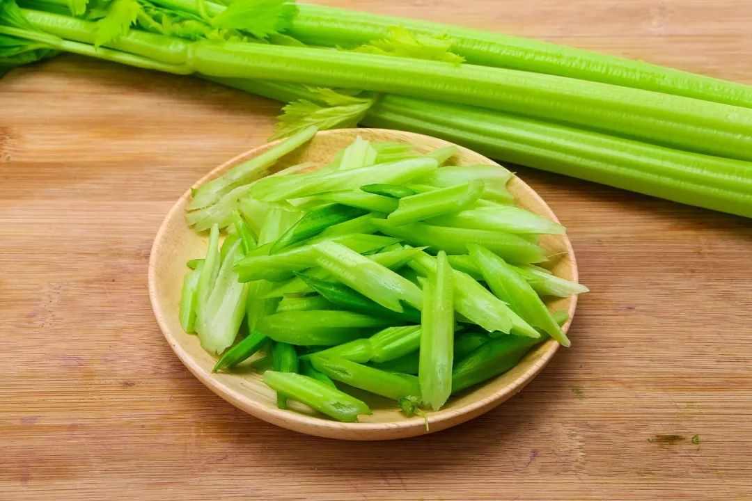 芹菜是良性的蔬菜,虽能清火, 但过量食用会导致胃寒,大便稀不成形