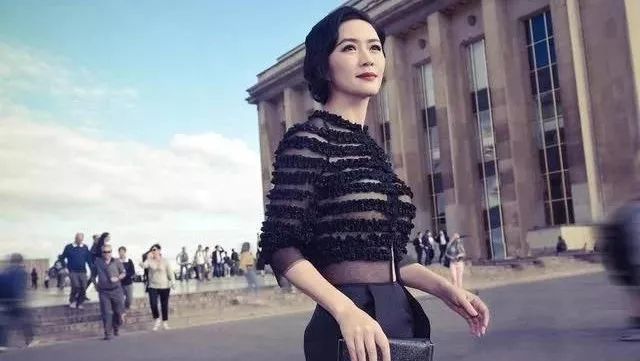 陆毅苦追她4年,她却嫁豪门老公狱中病逝,今携豪车女儿复出