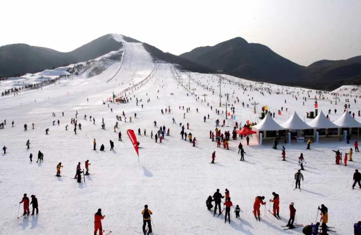 推荐:龙山国际滑雪场 除了我们兰州人比较熟悉的安宁滑雪场和兴隆山