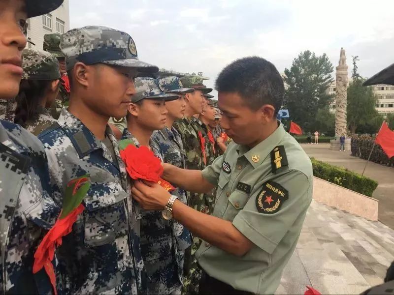 我们曾手拉手穿过汗水镀亮的昼夜,为女兵班的荣誉,拼命干男兵们也望而