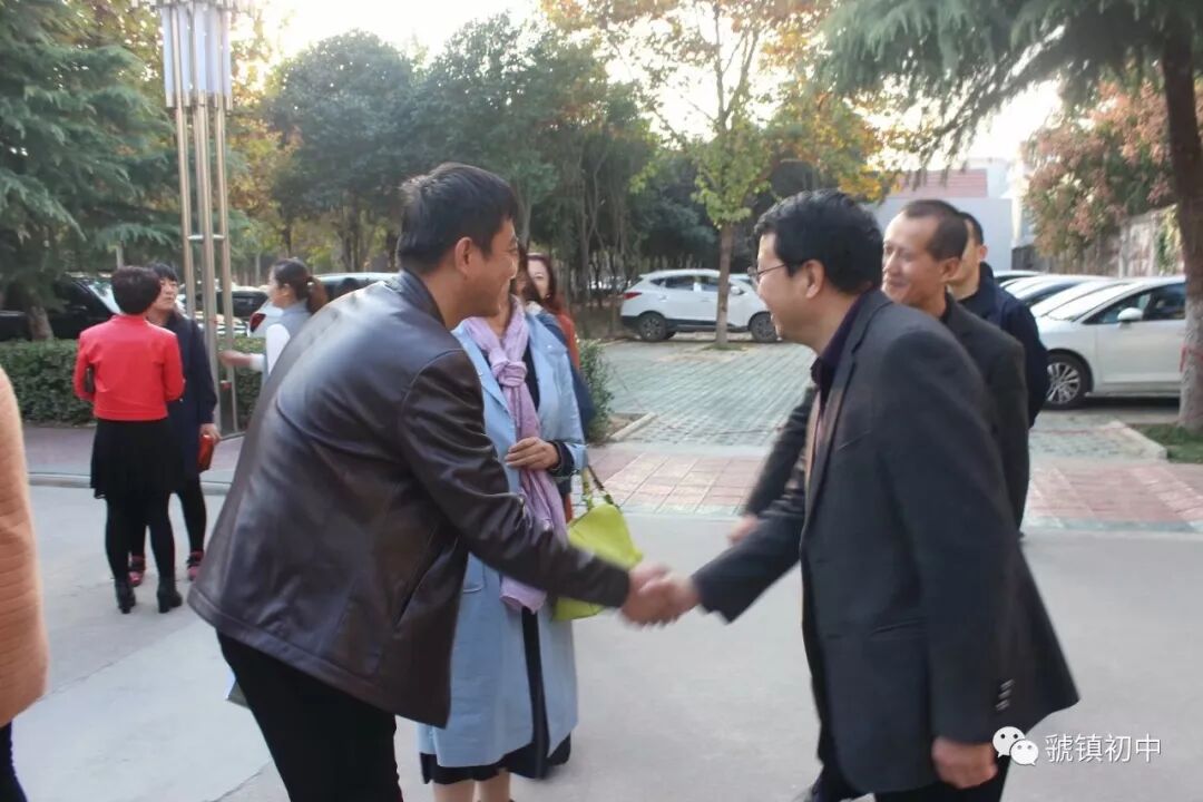 新福园中学与虢镇
哪有办公家具初中开展交流研讨活动