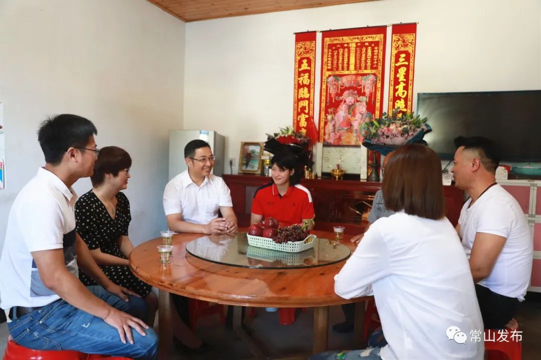 张少华看望慰问奥运健儿余依婷-常山新闻网
