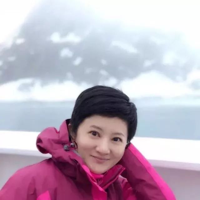 “婉君”金铭37岁素颜依旧美,与同学老公恩爱,再见马景涛好激动