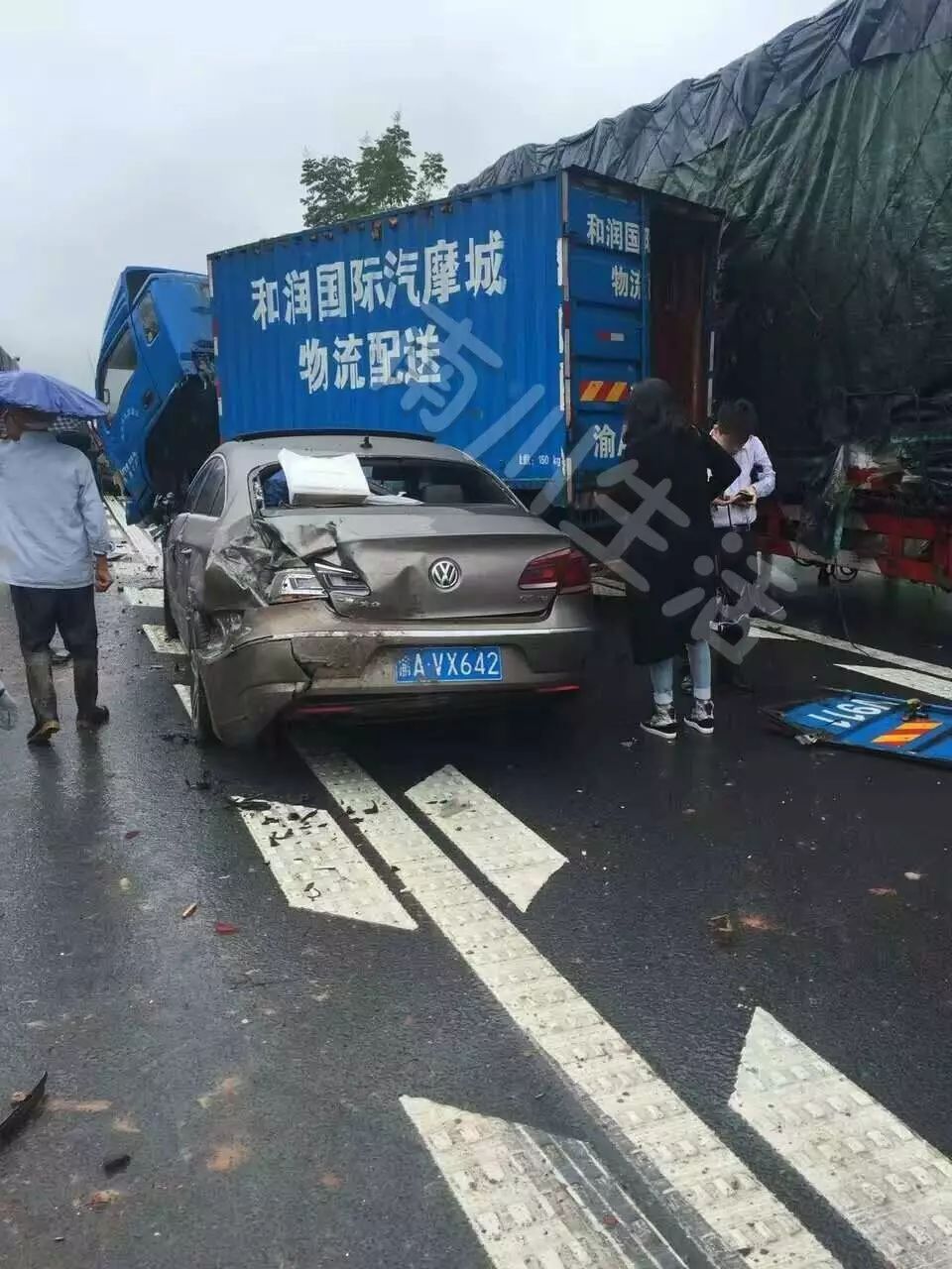 南川到重慶接龍附近發生多車追尾，現場慘烈！（附：大量現場圖片） 搞笑 第10張