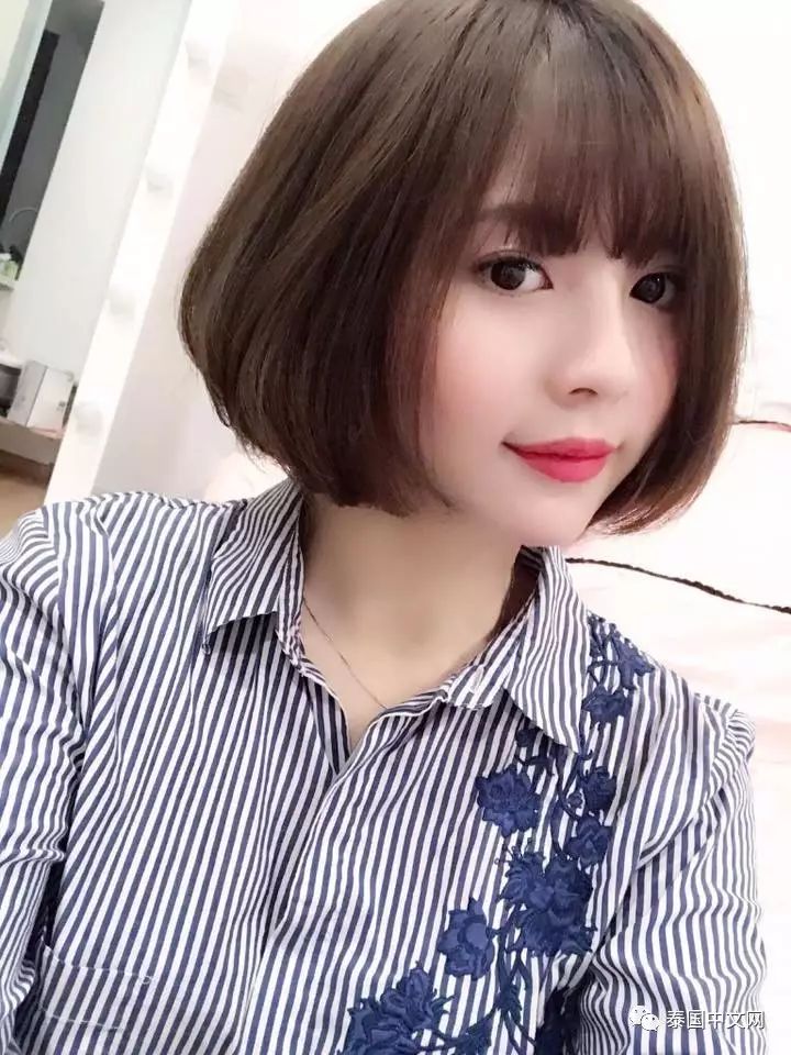 发型师全是大帅哥,美女排队理发