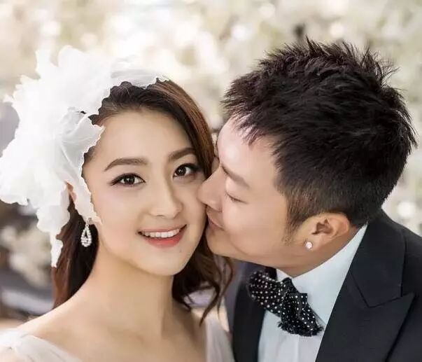 别忙着心疼印小天了,骗婚、插刀......狗血经历远没表面那么简单!