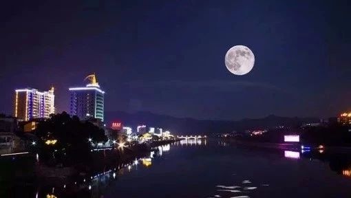 【夜听】珍惜那个一哄就好的女人