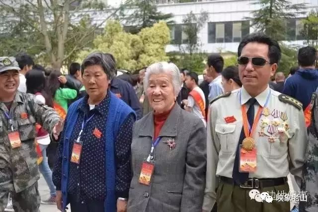 "满门忠烈之家"的刘斌司令员的妻子王昌群和女儿刘丰来到了老山,来到