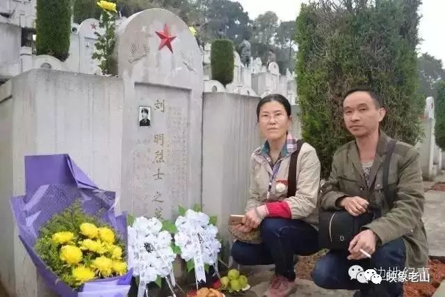 刘斌司令员的一位老战友在刘明烈士的墓前跪下